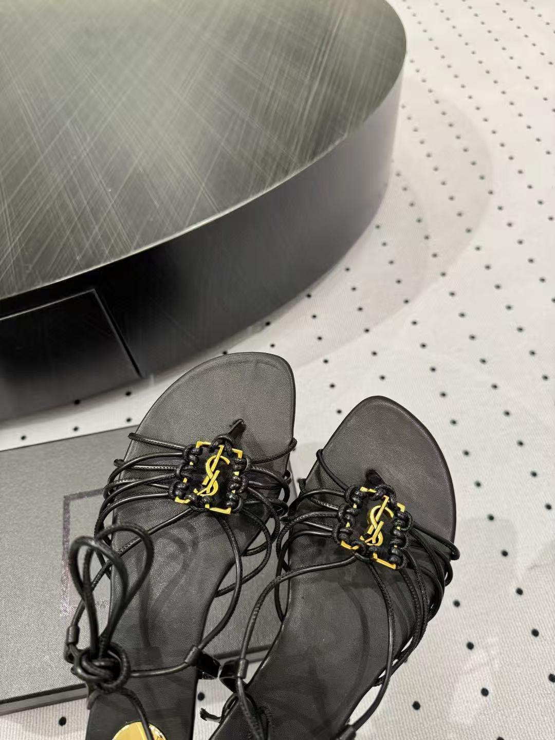 ua Y*L babylone sandals