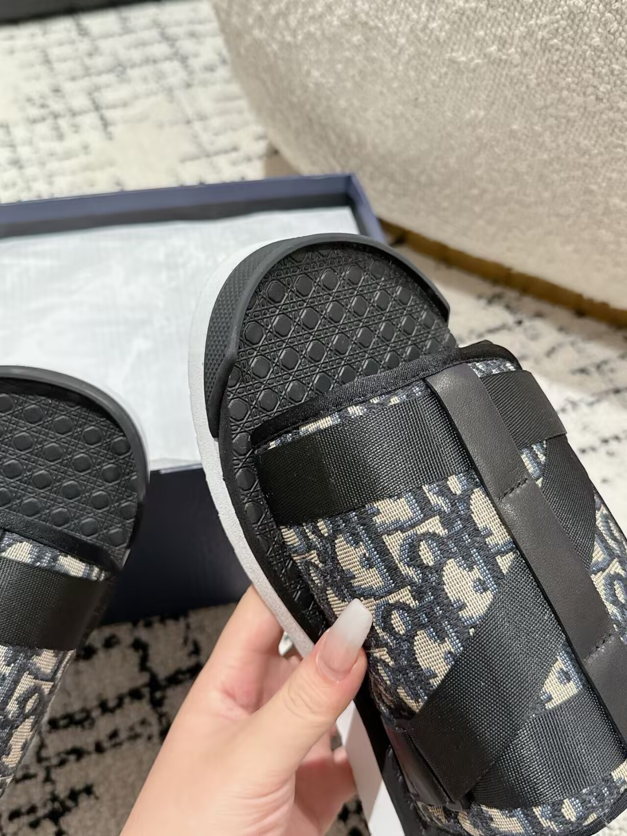 ua D*or alpha sandals