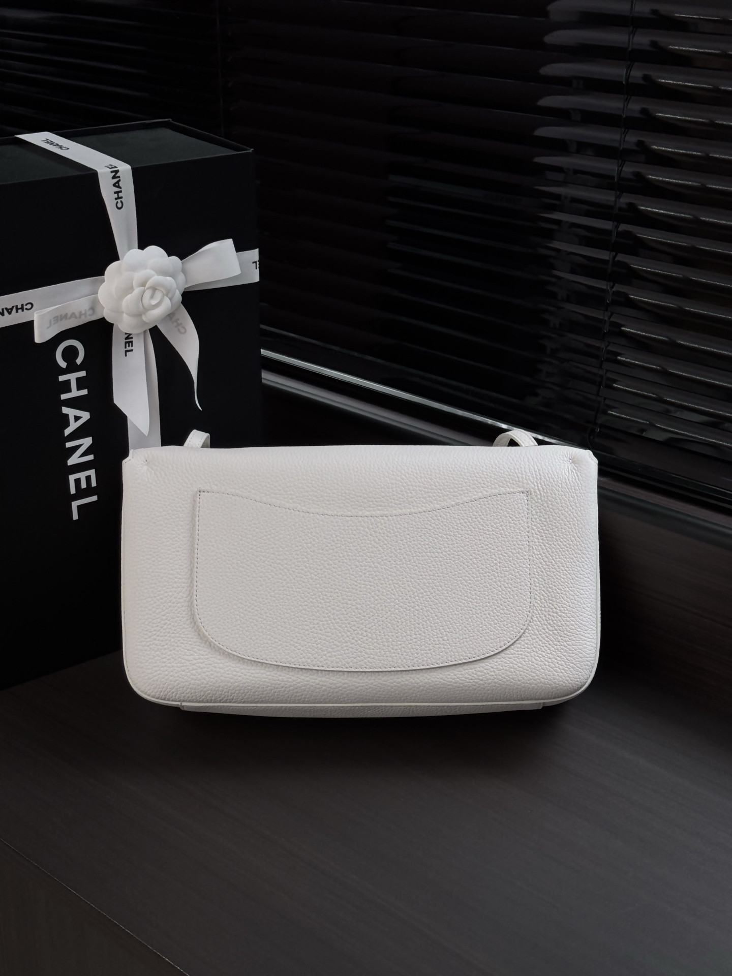 Ch*el maxi flap bag in white with silver-tone hardware as6231 19.5x32x10cm
