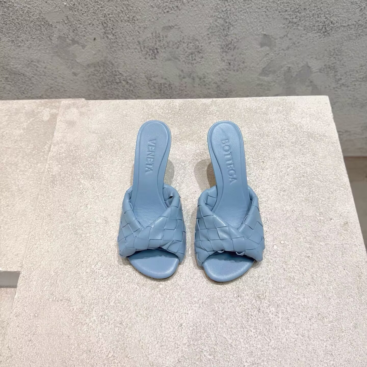 UA Bo*te*ga Ve*ne*ta Blink Slides