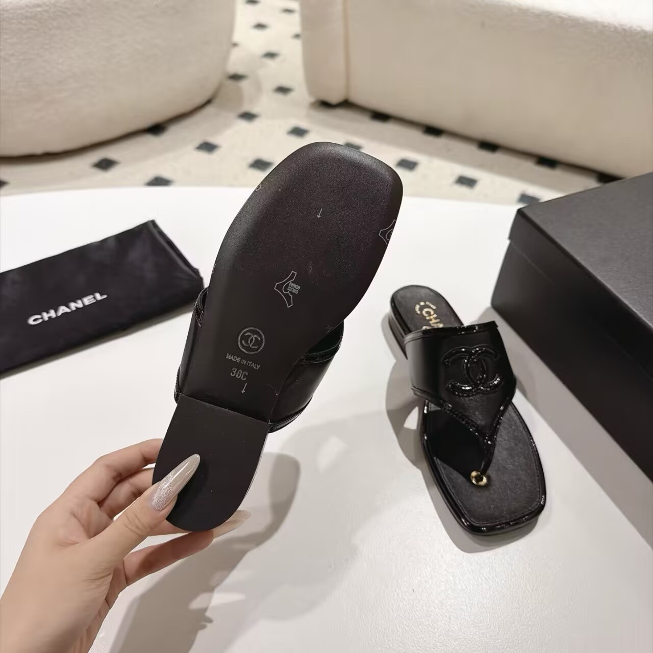 ua Ch*el thong sandals