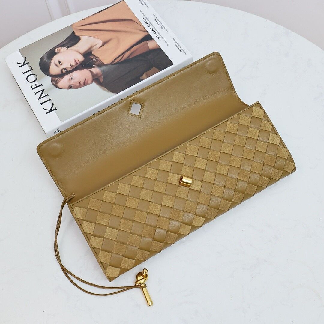 Bo*te*ga Ve*ne*ta Long Clutch Andiamo With Handle Fondant 31x13x3cm