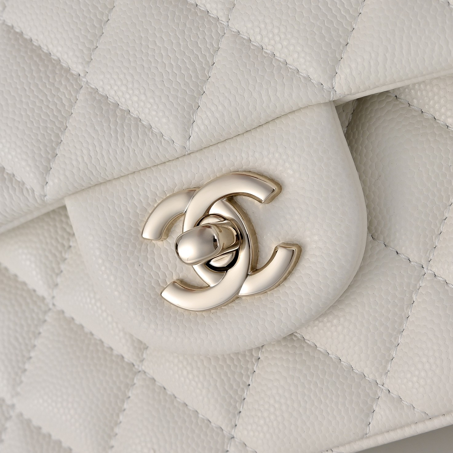 Ch*el classic flap handbag off-white with light gold hardware and caviar leather a01113 23x14.5x6cm
