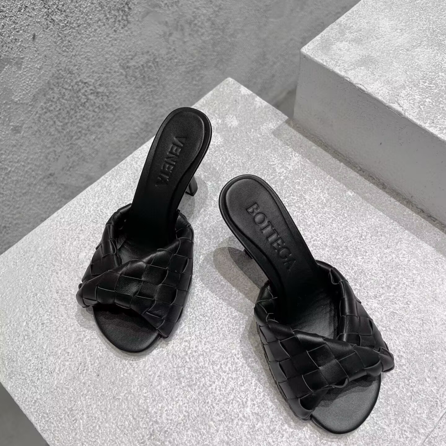 UA Bo*te*ga Ve*ne*ta Blink Slides