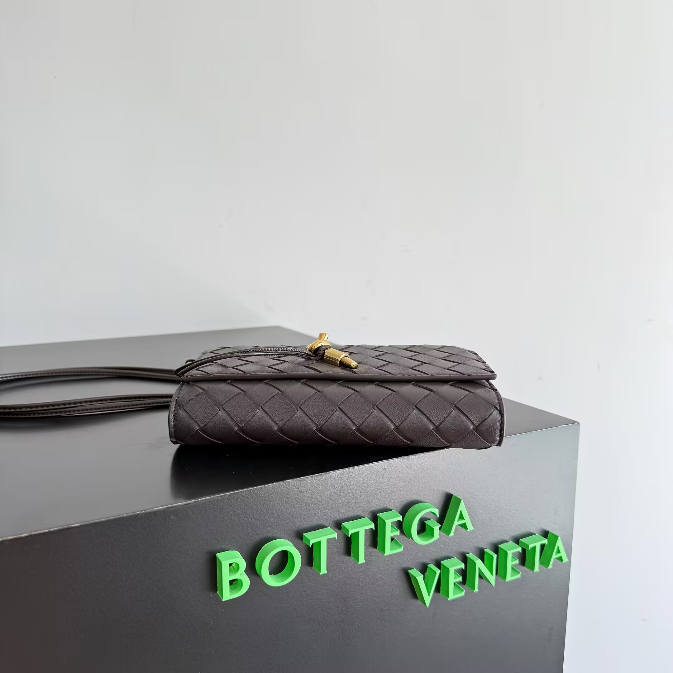 bo*te*ga Ve*ne*ta andiamo pouch on strap 19x12.6x2cm