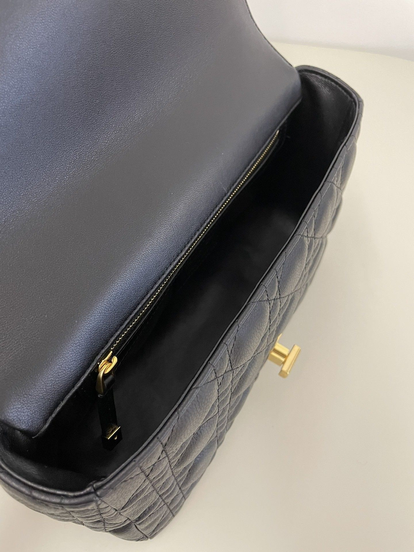 medium d*or caro bag S*pple cannage calfskin 25.5 x 15.5 x 8 cm
