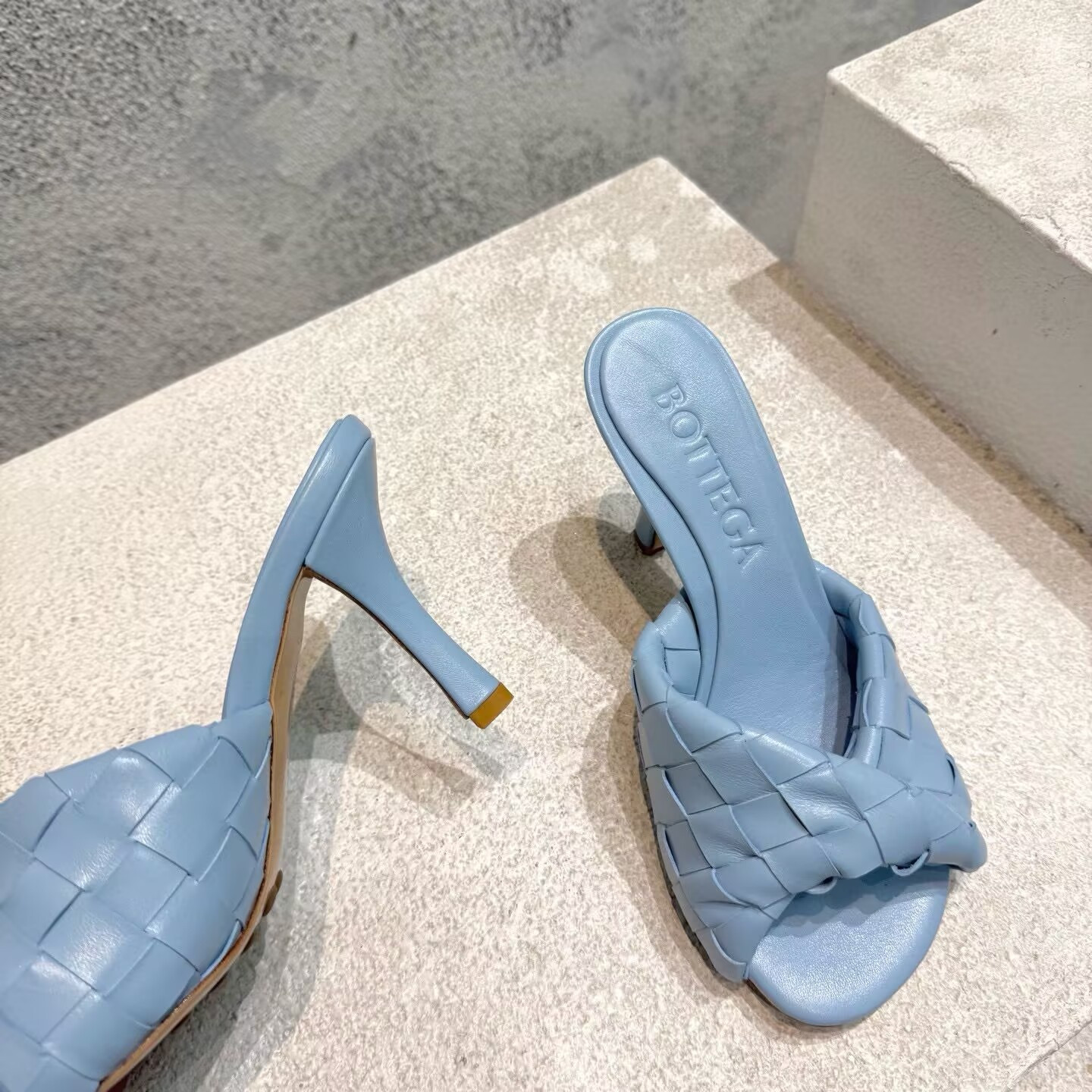 UA Bo*te*ga Ve*ne*ta Blink Slides