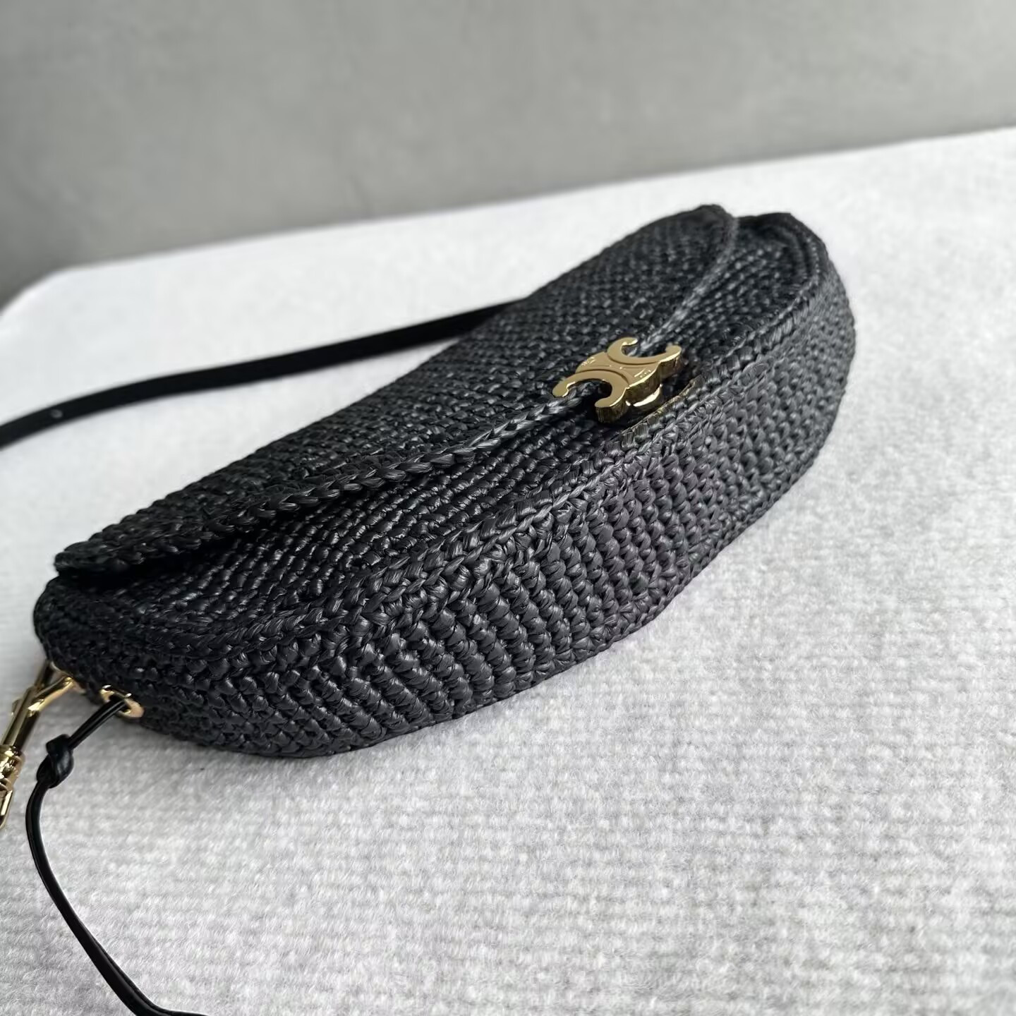Ce**e little halfmoon soft triomphe in raffia 28.5x6x14cm