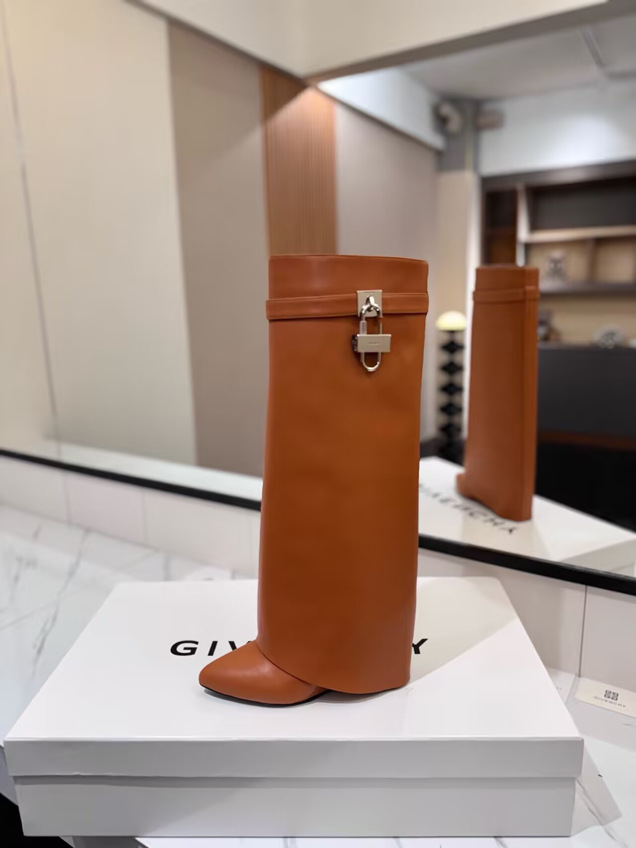 ua G1uenchy shark lock boots in leather(production about 10 days)