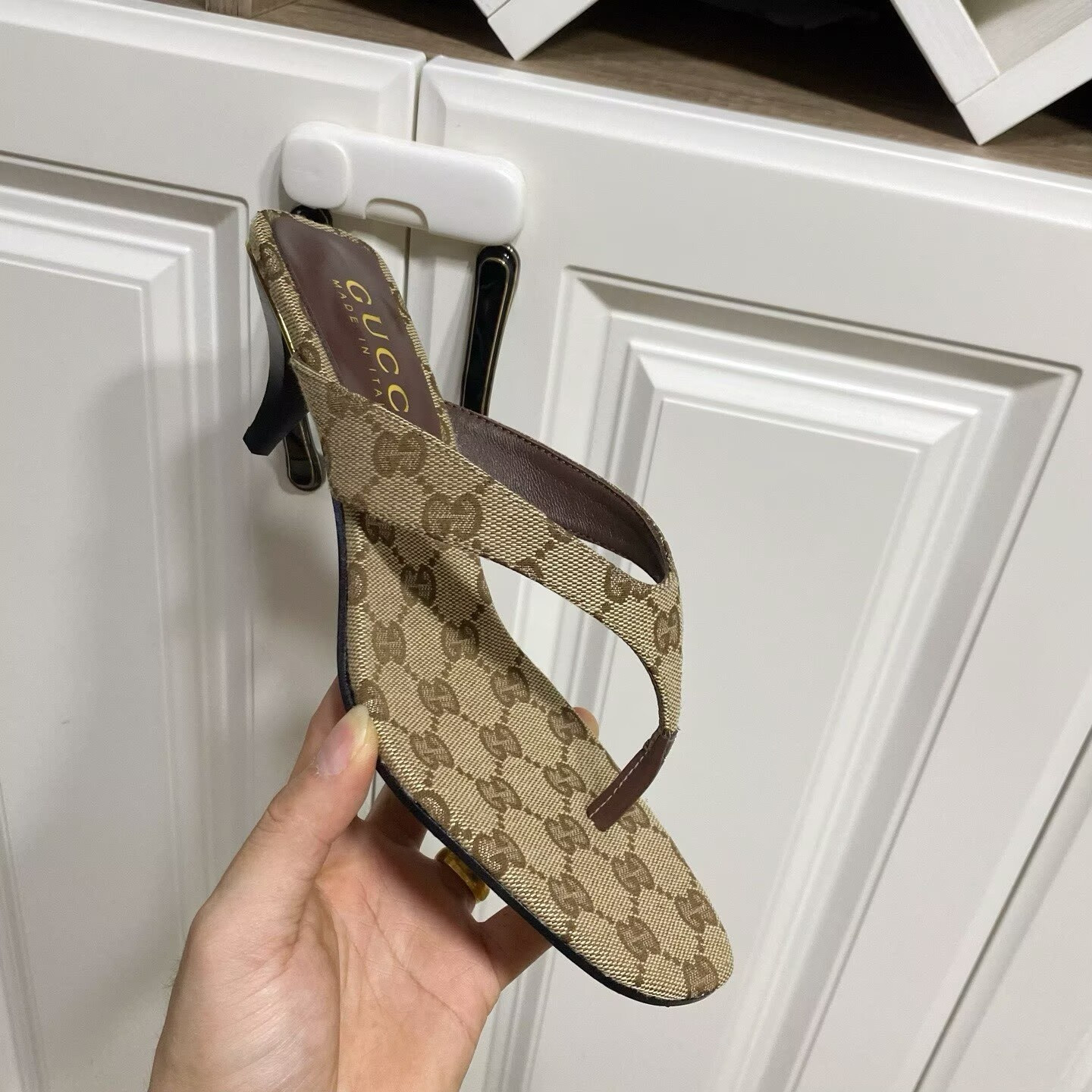 ua G*u*i vittoria thong slides