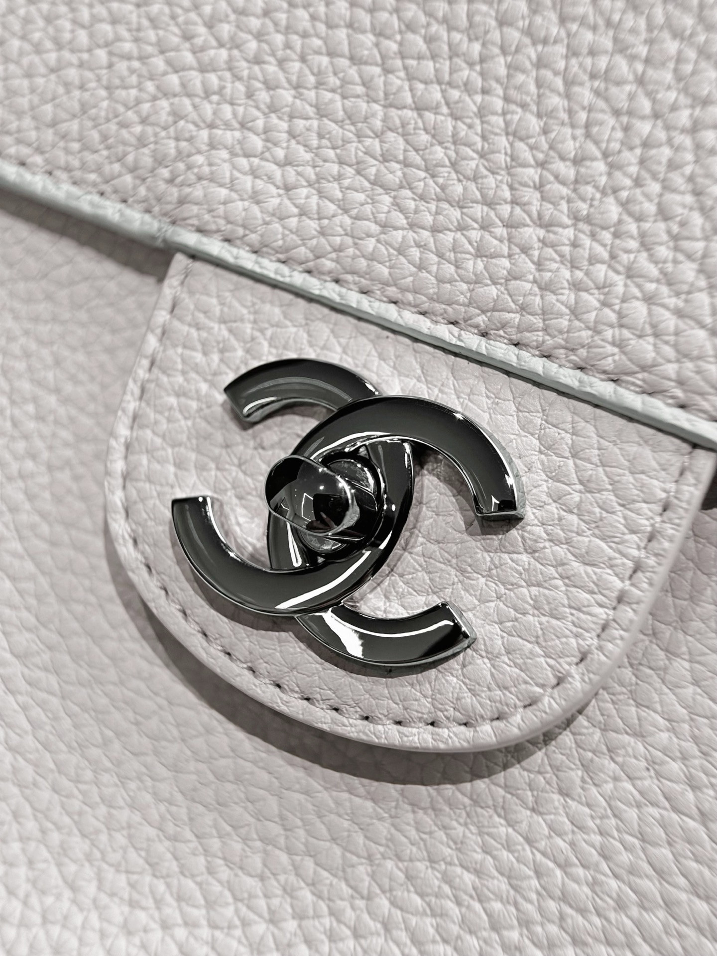 Ch*el maxi flap bag in white with silver-tone hardware as6233 26x38.5x11cm