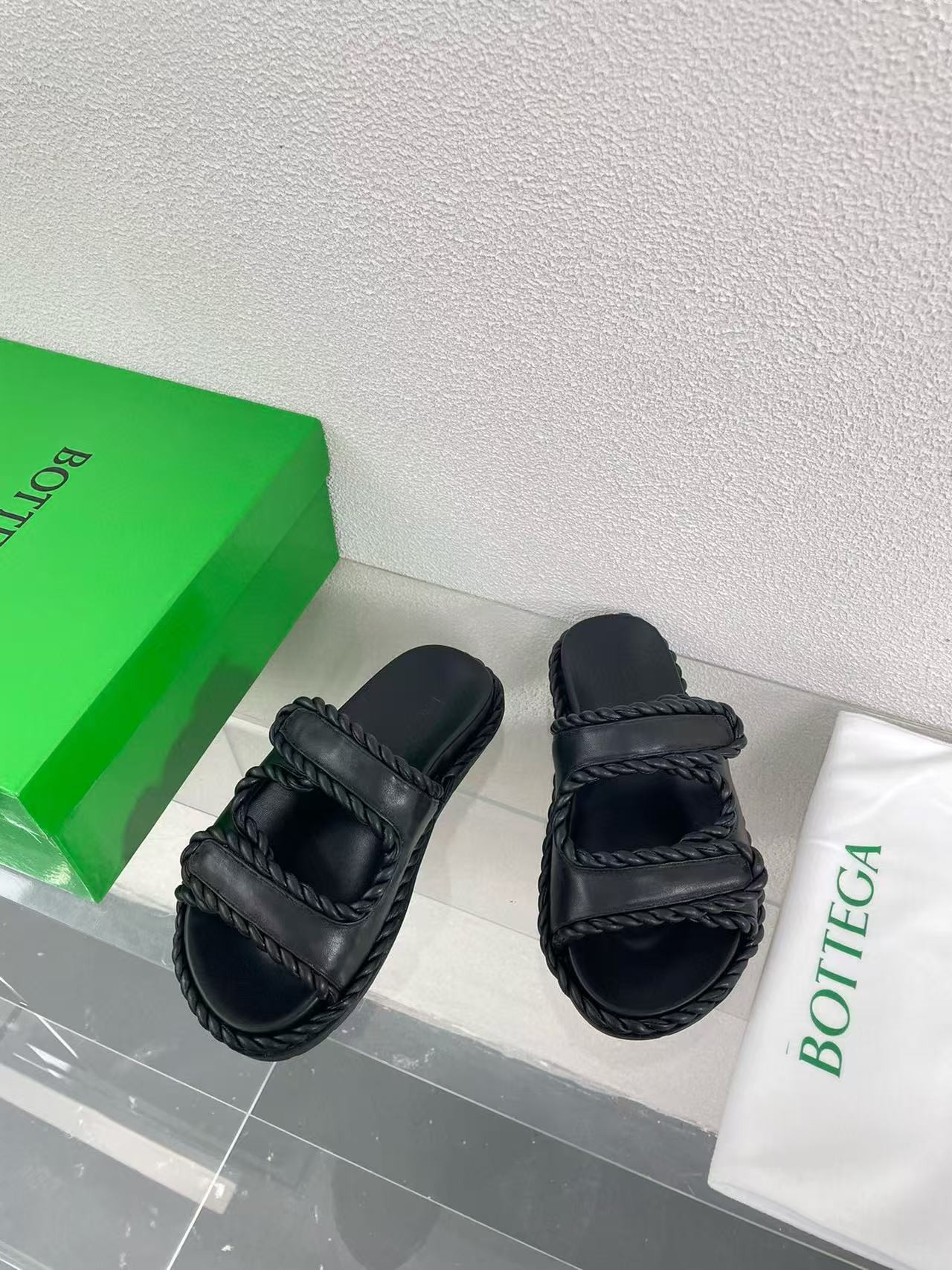 UA Bo*te*ga Ve*ne*ta Slide