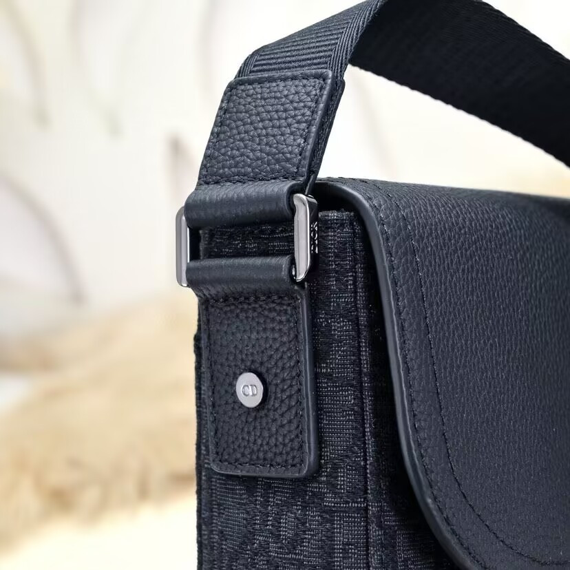 D*0r Saddle Messenger Bag with Flap 23 x18 x6cm