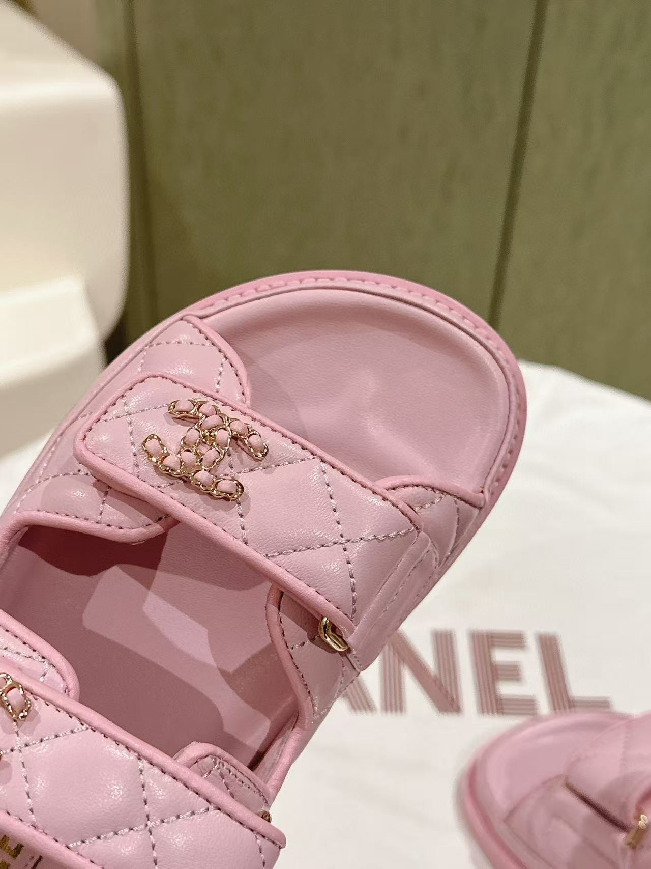 UA Ch*el SLIDES