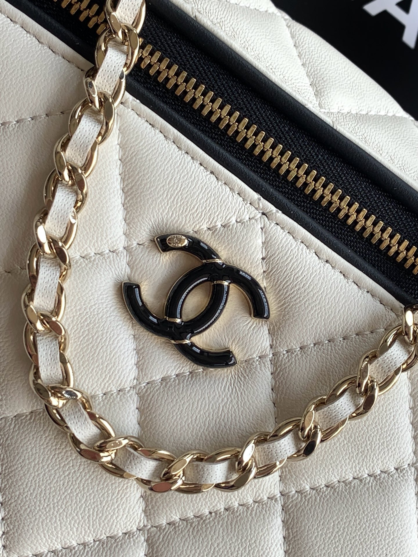 Ch*el vanity with chain ap5186 17x19.5x5cm