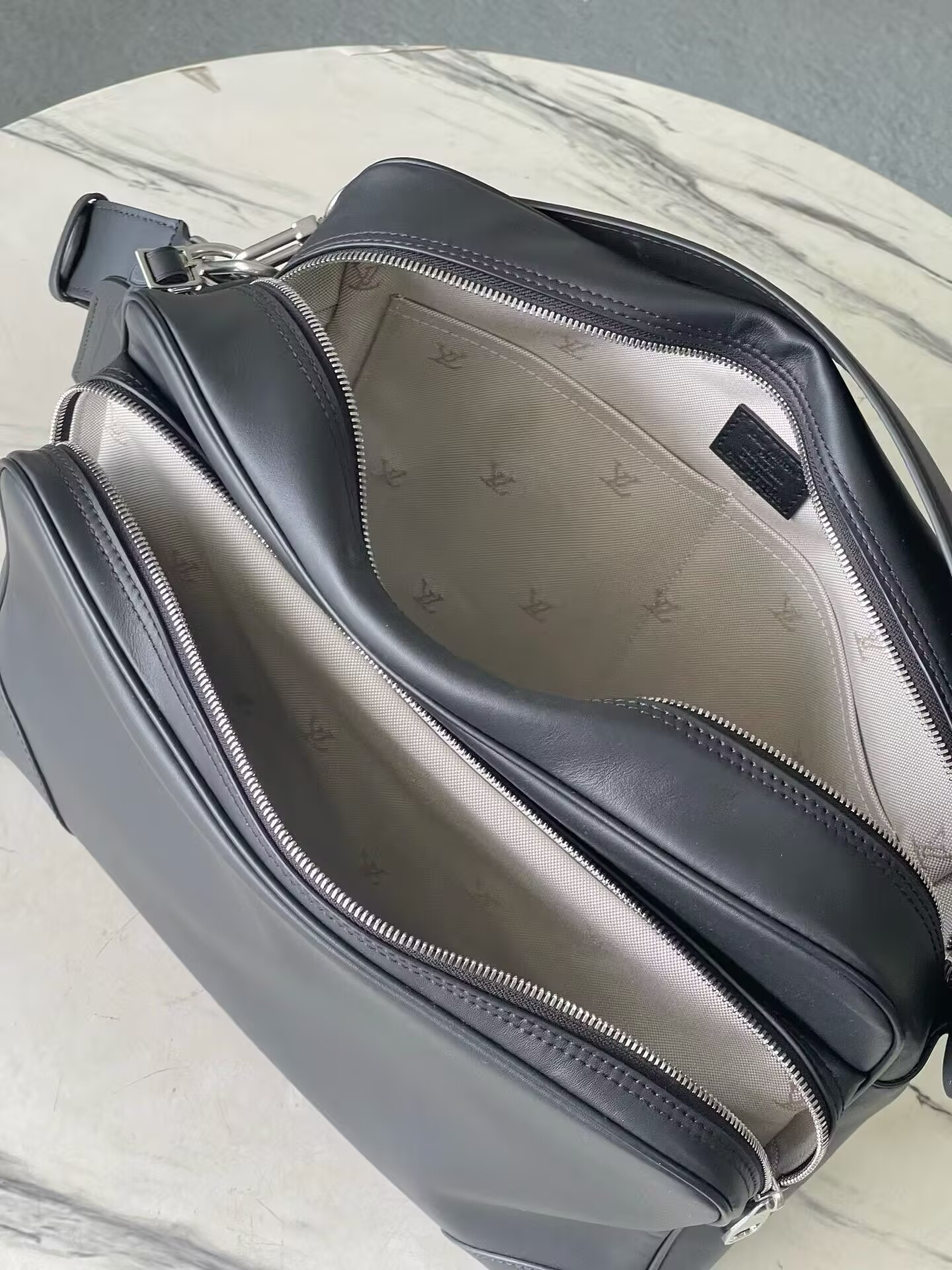 LV Nil XL M27999 37 x 26 x 19 cm