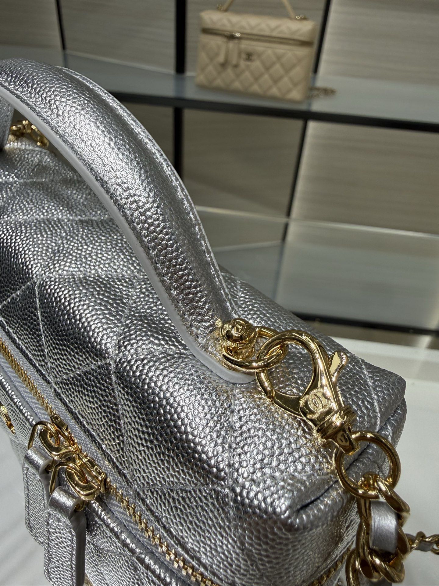 Ch*el classic vanity with chain handbag ap4385 17x19x5cm
