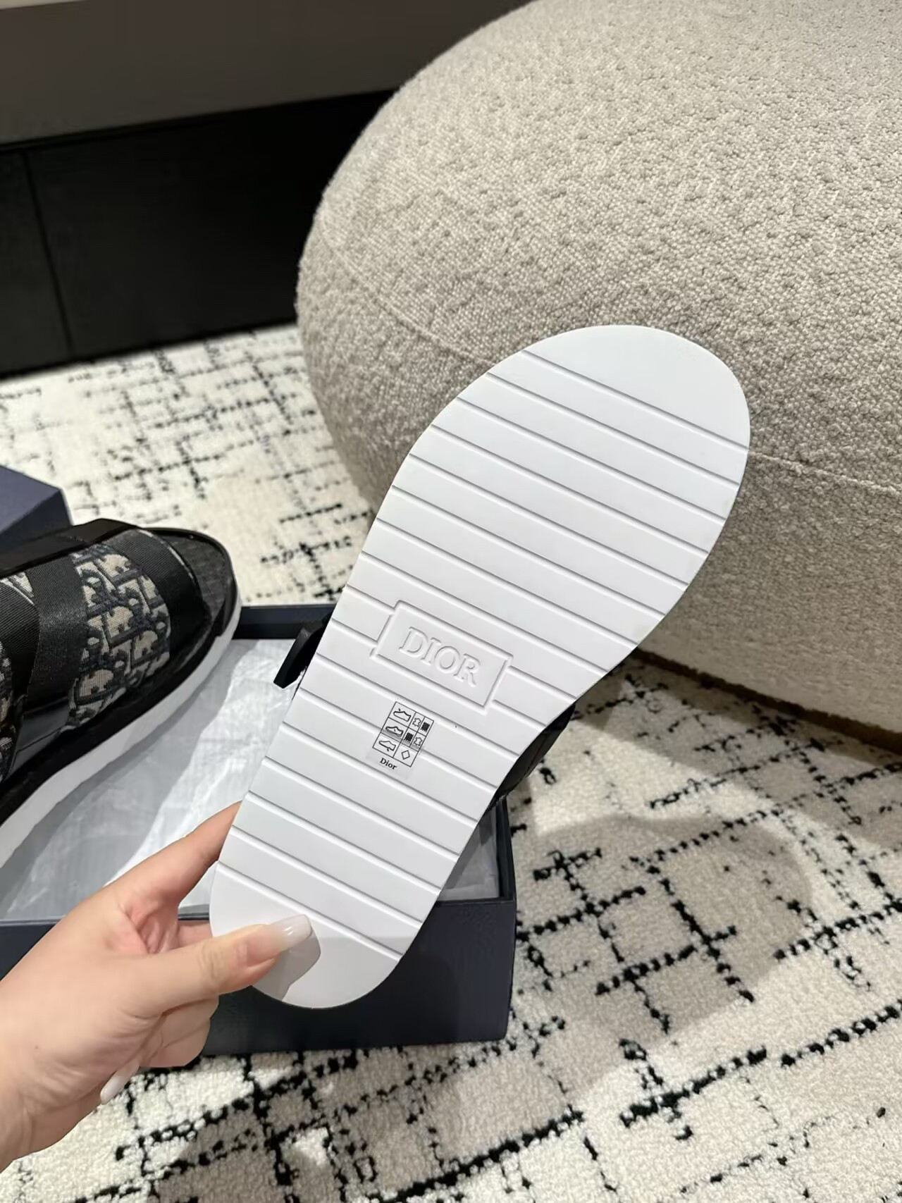 ua D*or alpha sandals