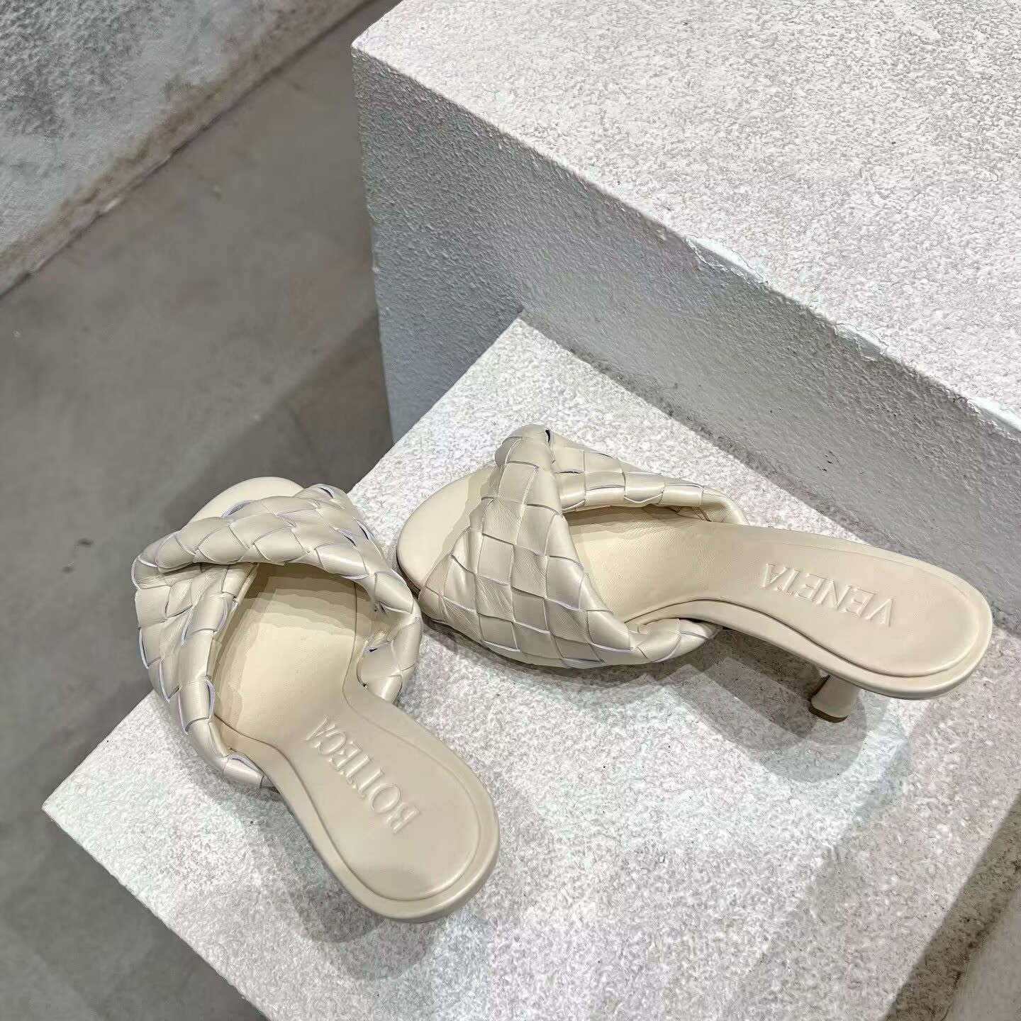 UA Bo*te*ga Ve*ne*ta Blink Slides