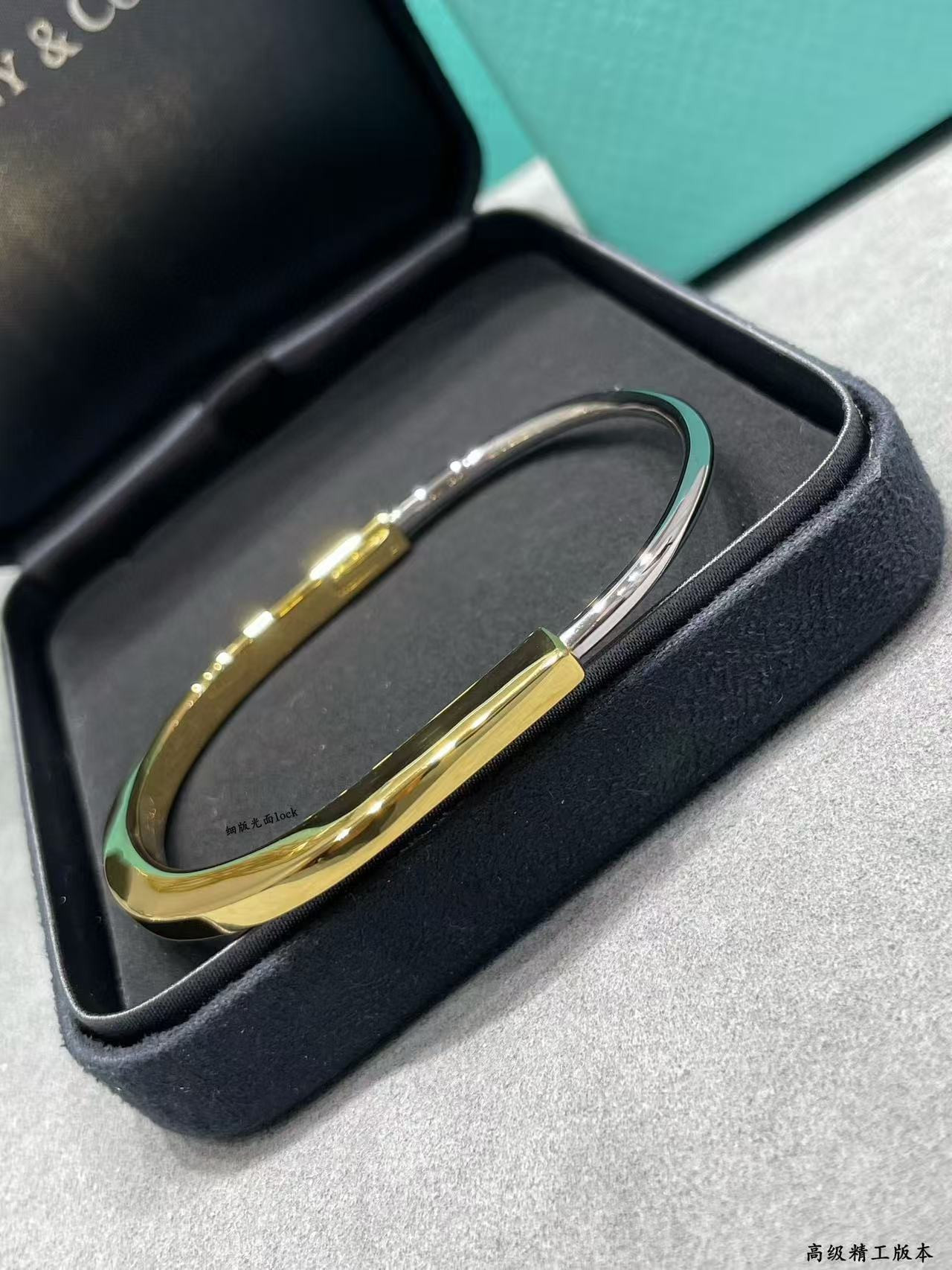 T*f*ny & Co. Lock Slim Smooth Bracelet