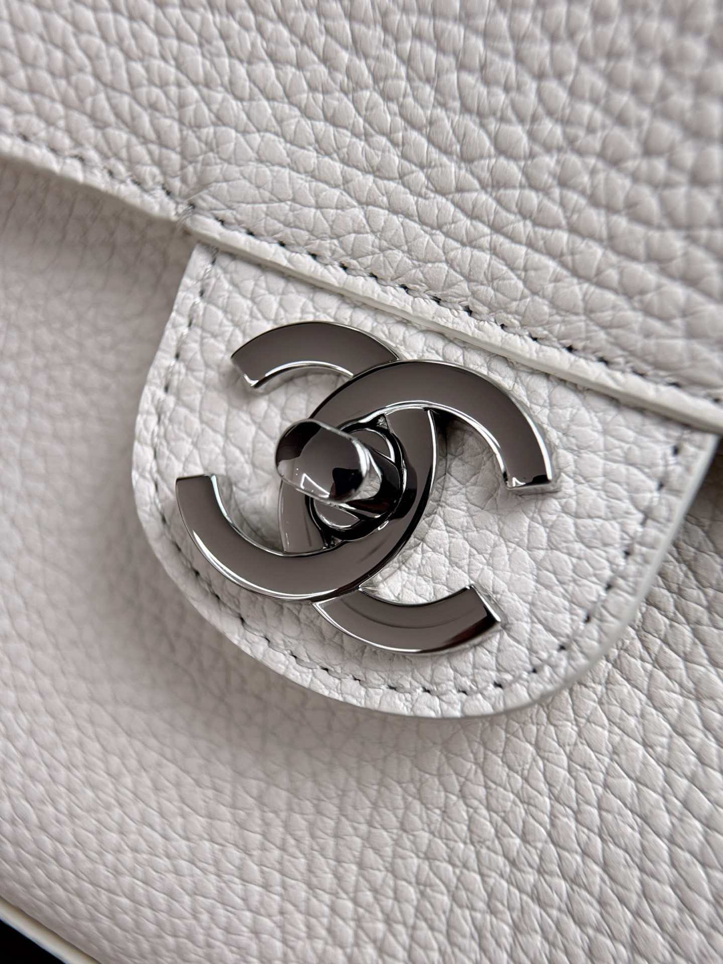 Ch*el maxi flap bag in white with silver-tone hardware as6231 19.5x32x10cm