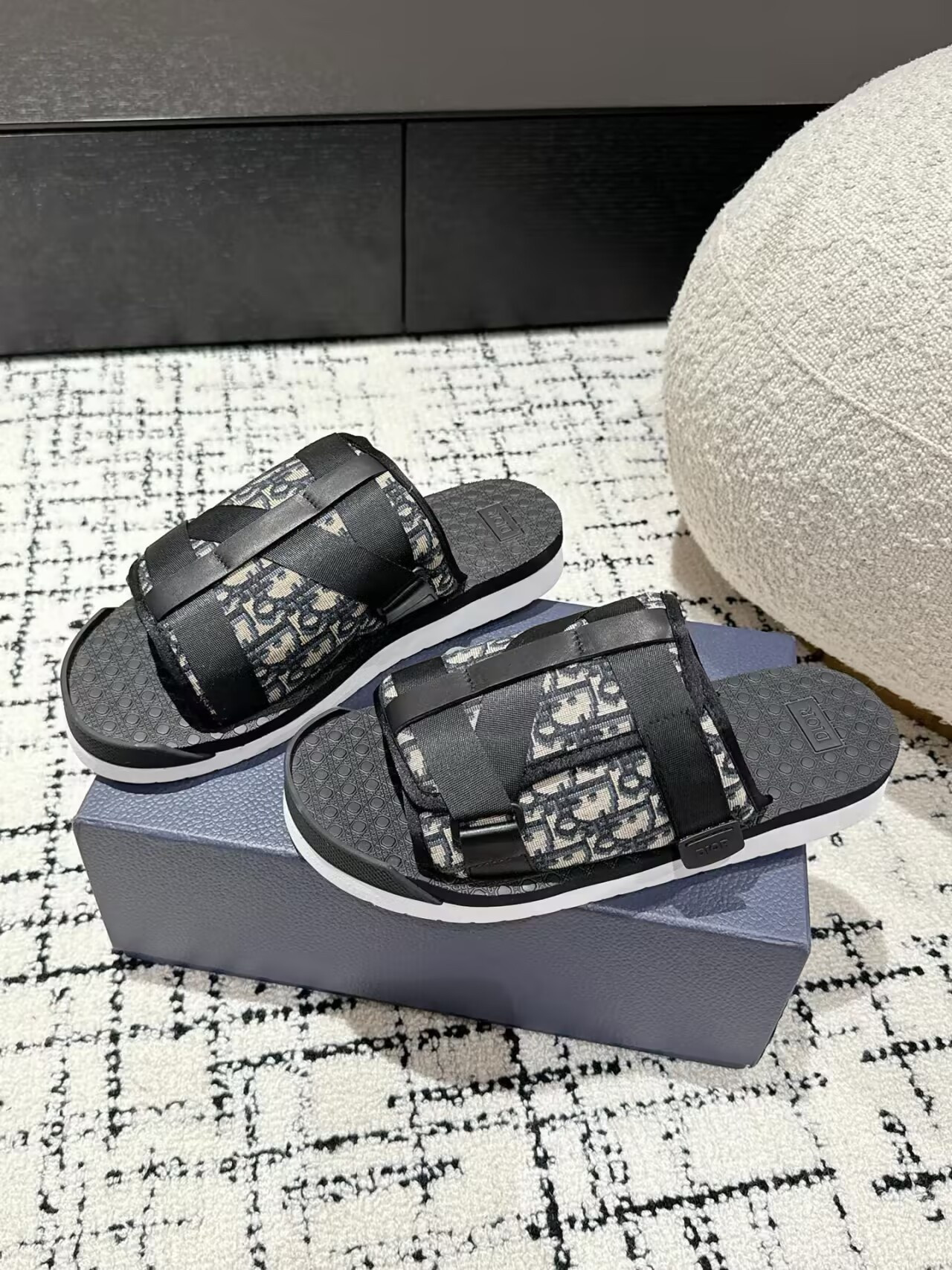ua D*or alpha sandals