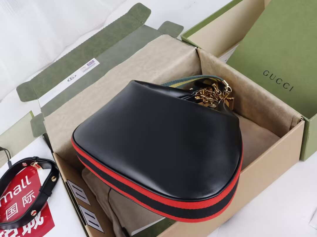 G*u*i attache medium shoulder bag 35x32x6cm