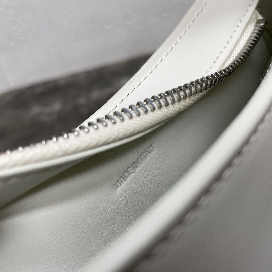 Ce**e medium tilly bag in shiny calfskin 22x13.5x4cm