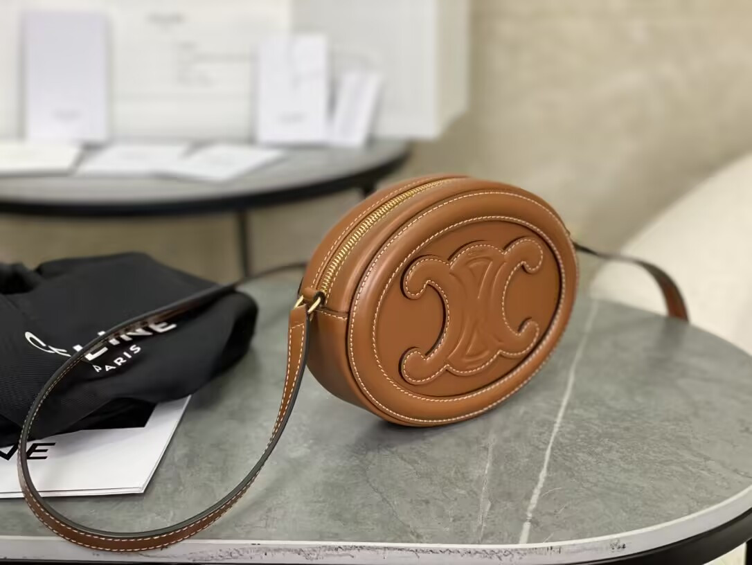 Ce**e small calfskin cuir triomphe oval crossbody 20x15x6cm