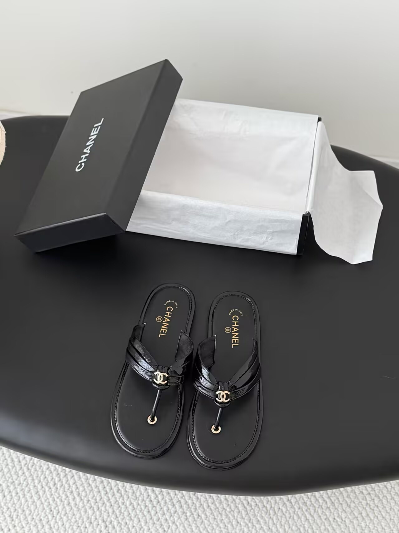 ua Ch*el thongs slides