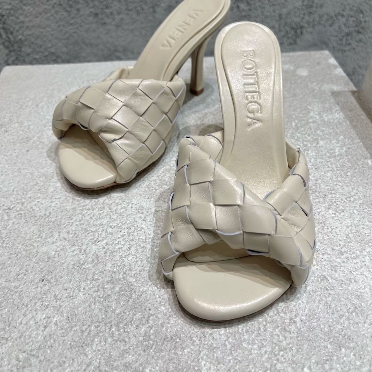 UA Bo*te*ga Ve*ne*ta Blink Slides
