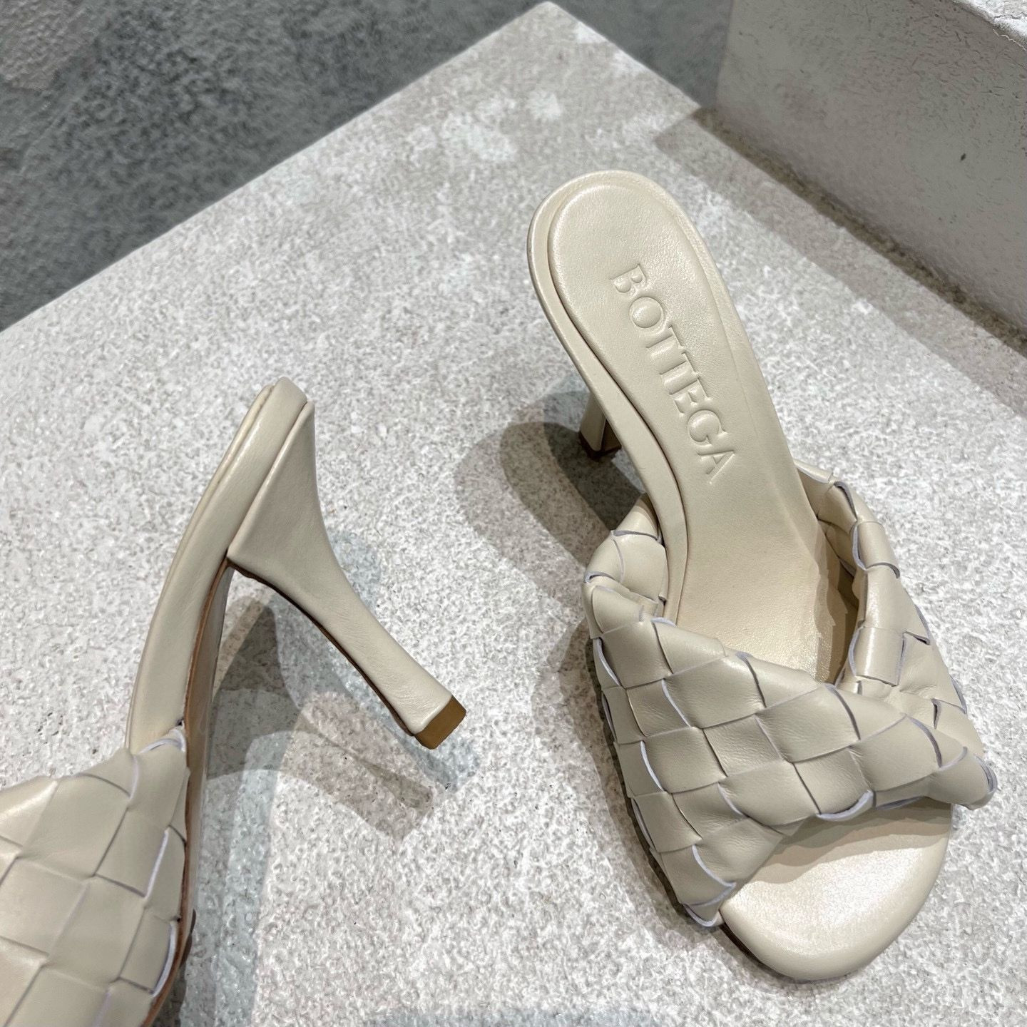 UA Bo*te*ga Ve*ne*ta Blink Slides