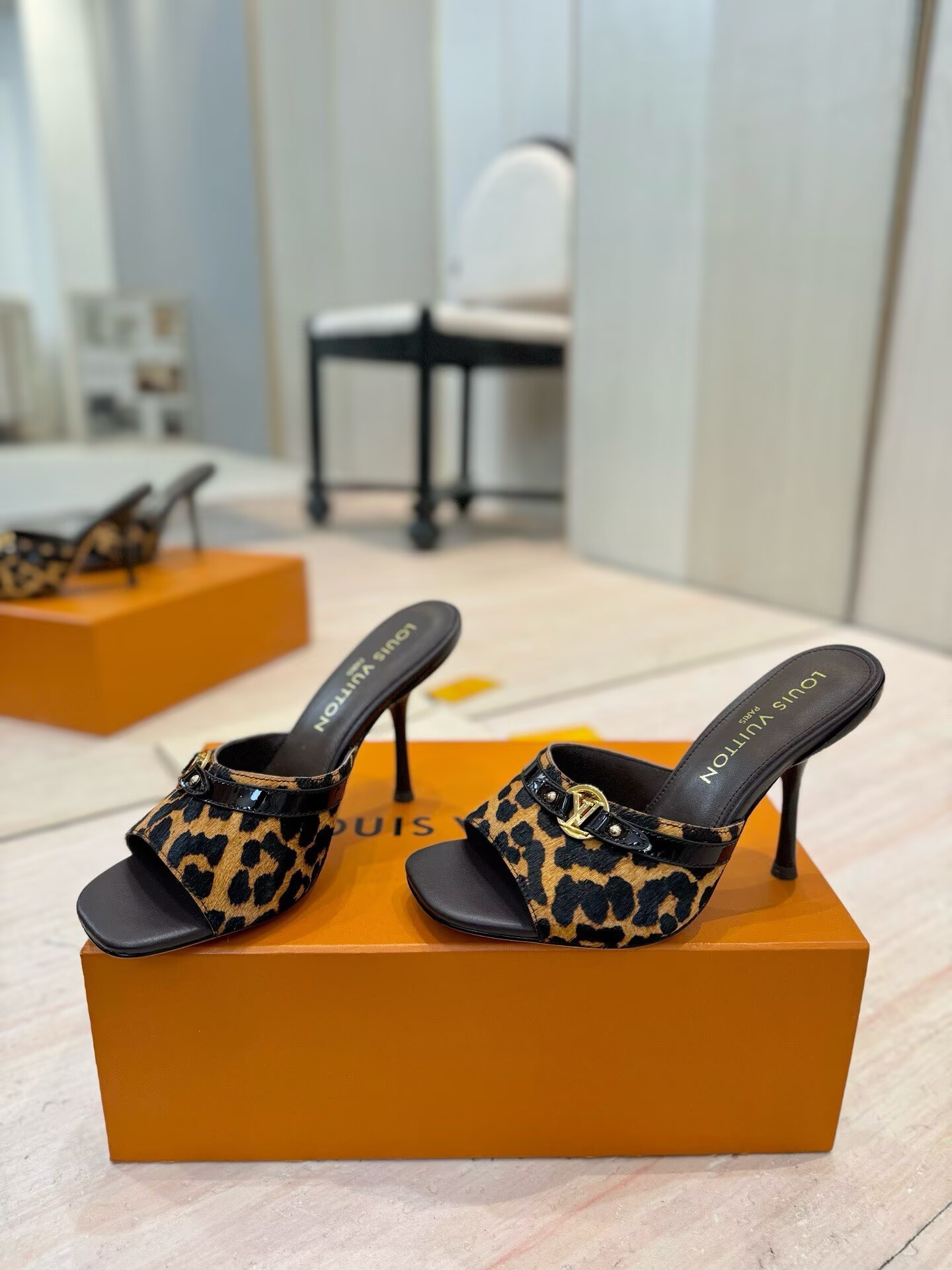 UA LV 6AM Mule