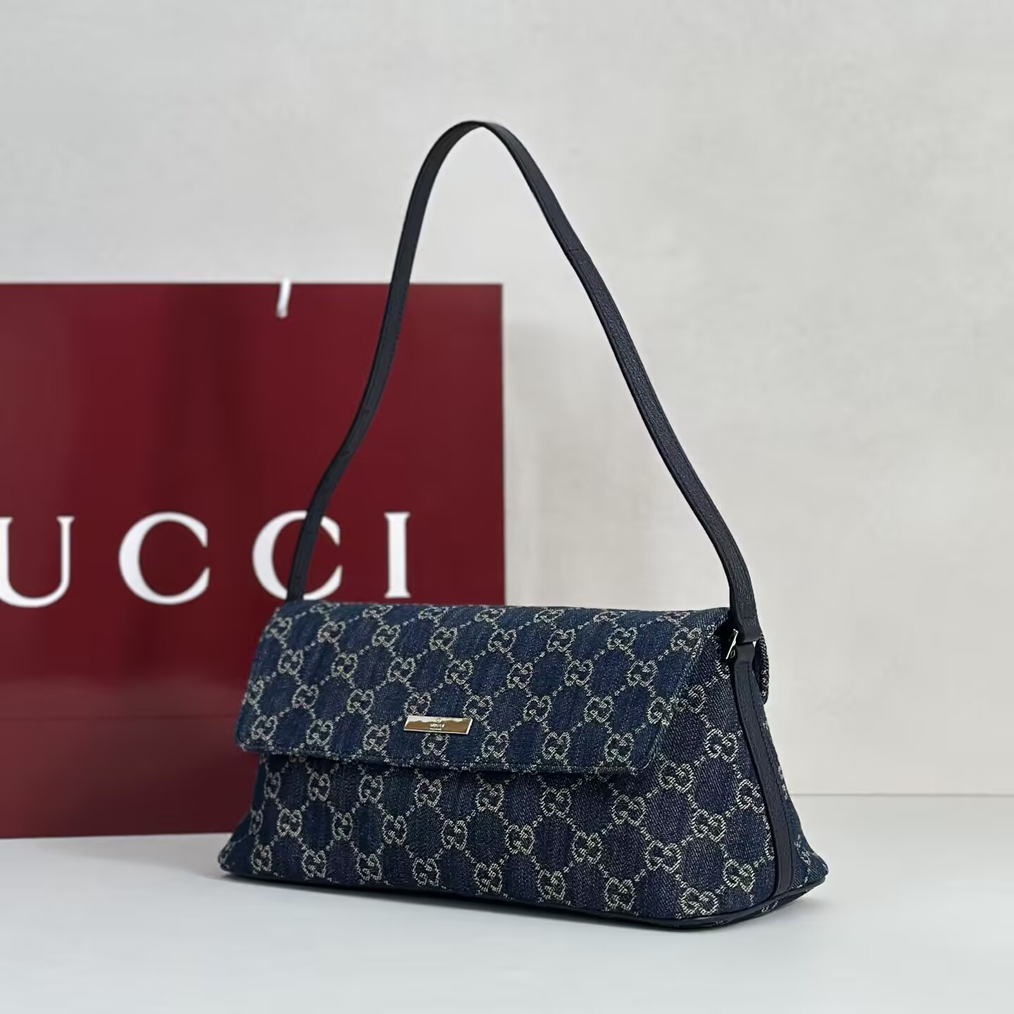 G*u*i madison medium shoulder bag 31x13x11.5cm