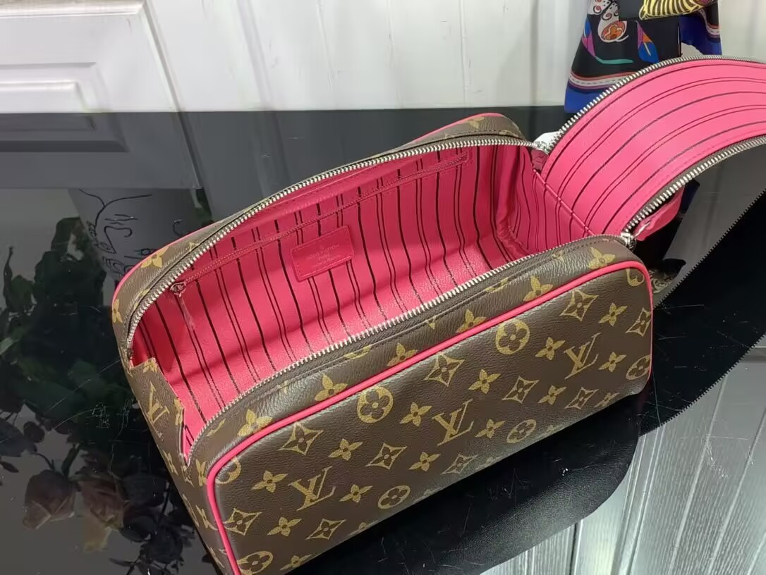 LV Dopp Kit M12641 28x15x16.5cm