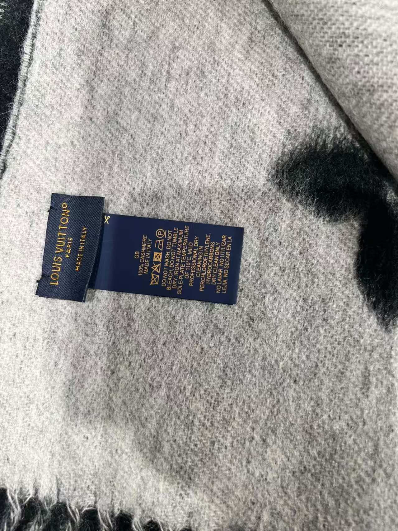 l0*is V*t0n reykjavik scarf