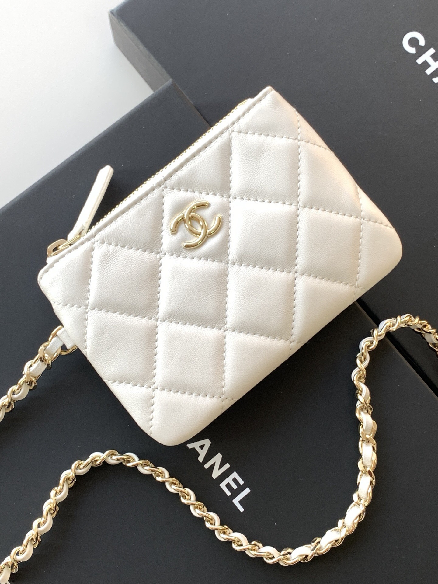Ch*el Clutch With Chain Mesh Shiny Lambskin Gold Tone AP4573 15x22x6cm