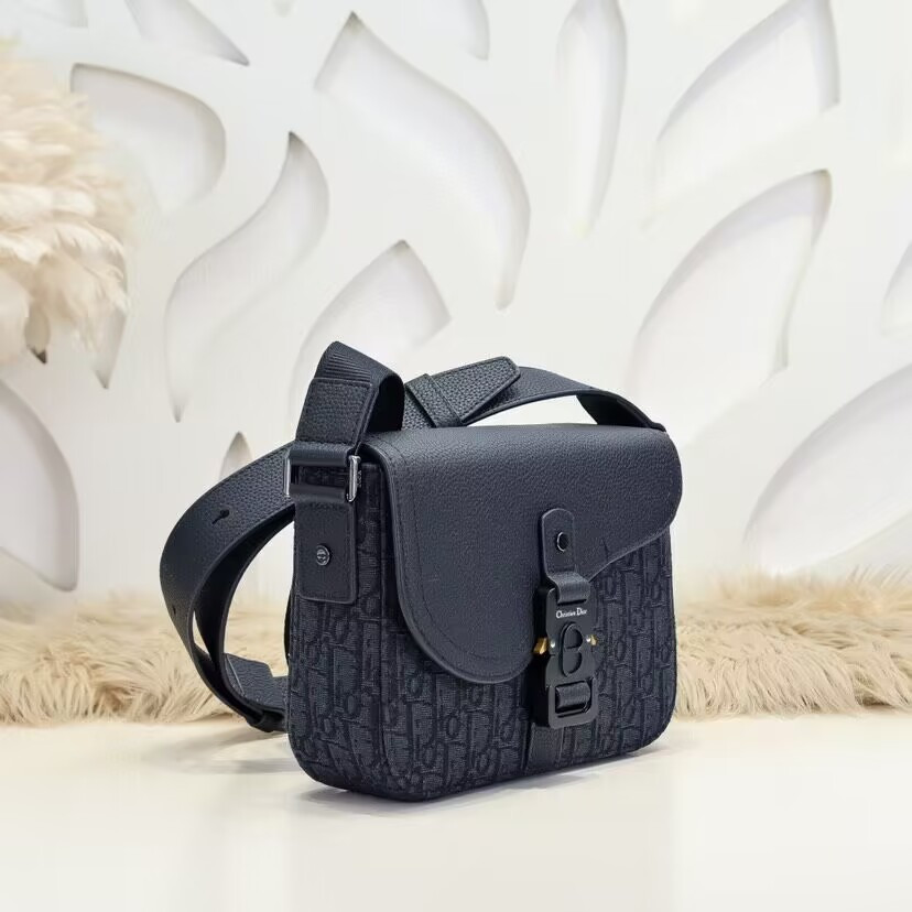 D*0r Saddle Messenger Bag with Flap 23 x18 x6cm