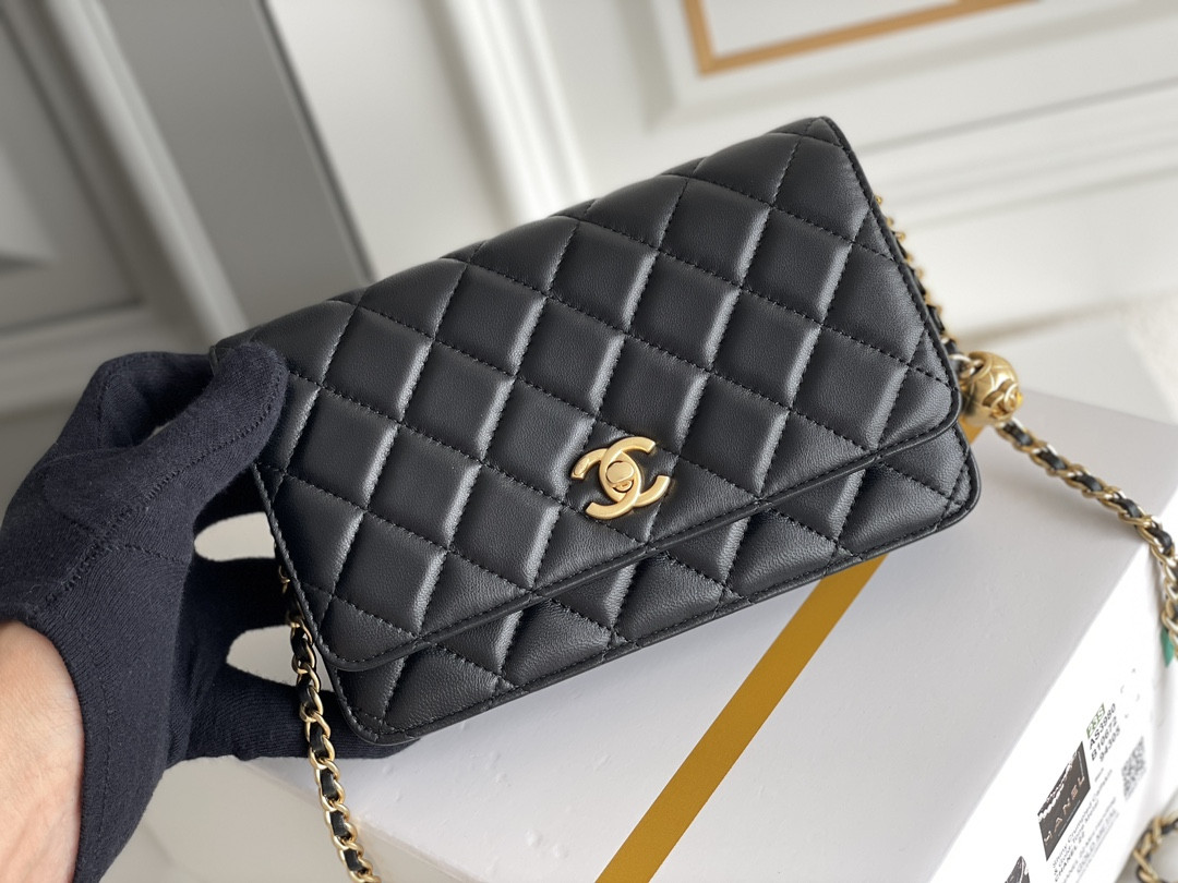 Ch*el CLASSIC WALLET ON CHAIN 4.8 × 7.5 × 1.4 in