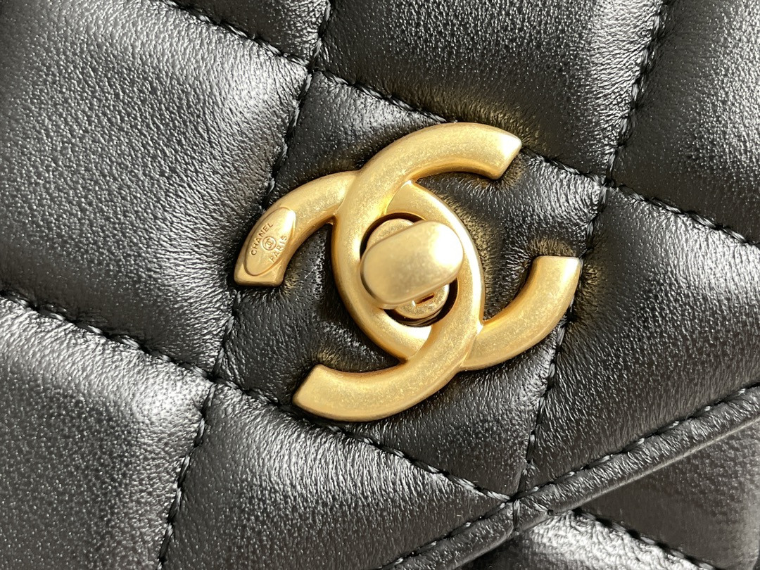 Ch*el CLASSIC WALLET ON CHAIN 4.8 × 7.5 × 1.4 in