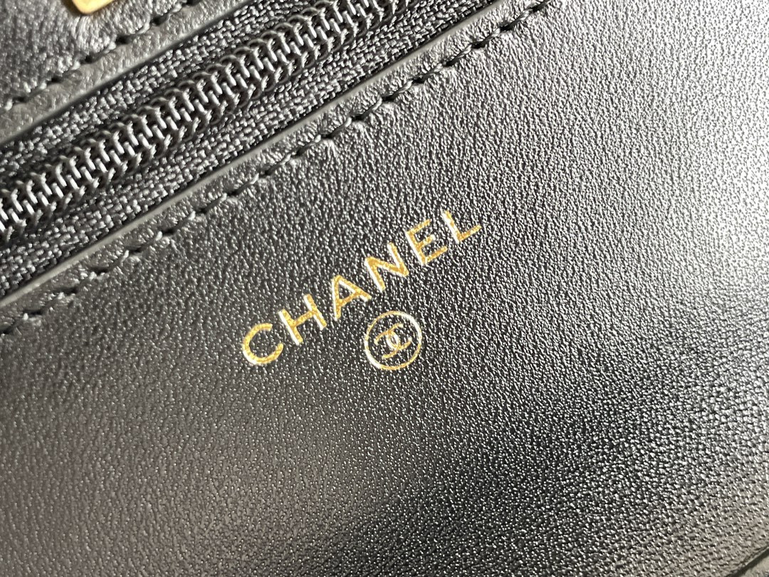 Ch*el CLASSIC WALLET ON CHAIN 4.8 × 7.5 × 1.4 in