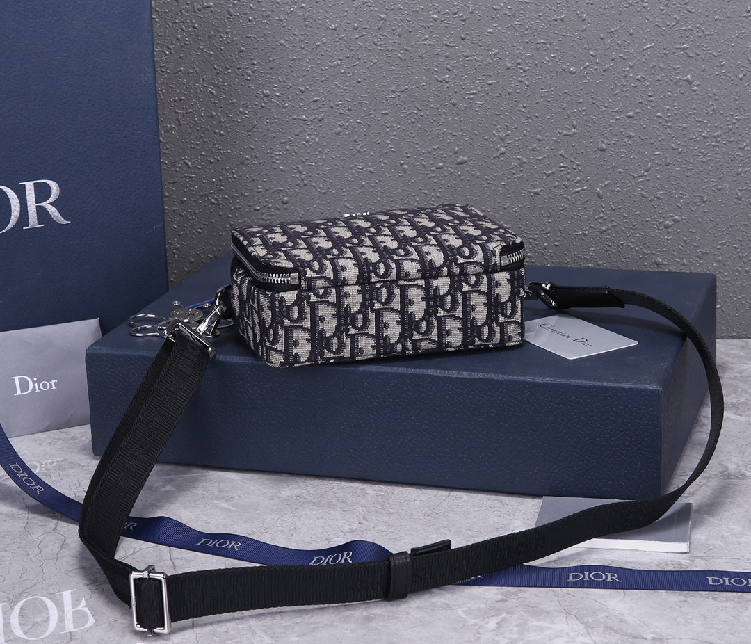 D*0r Zipped Pouch with Strap 17×12.5×6cm
