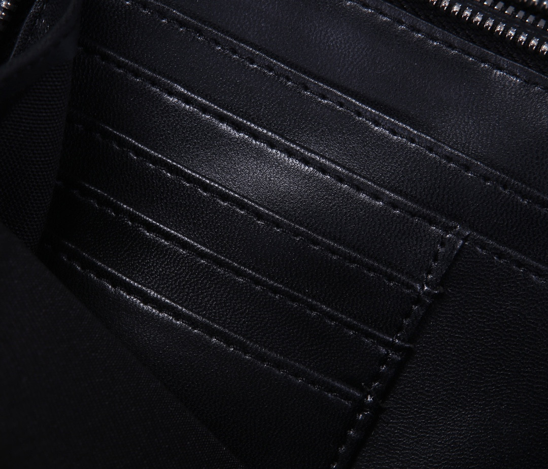 D*0r Zipped Pouch with Strap 17×12.5×6cm