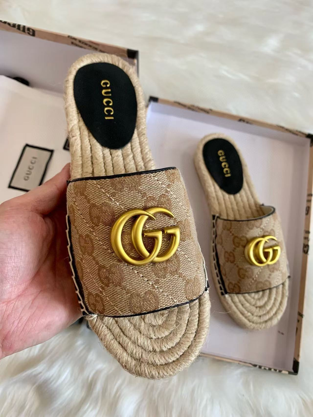 UA G*u*i SLIDE