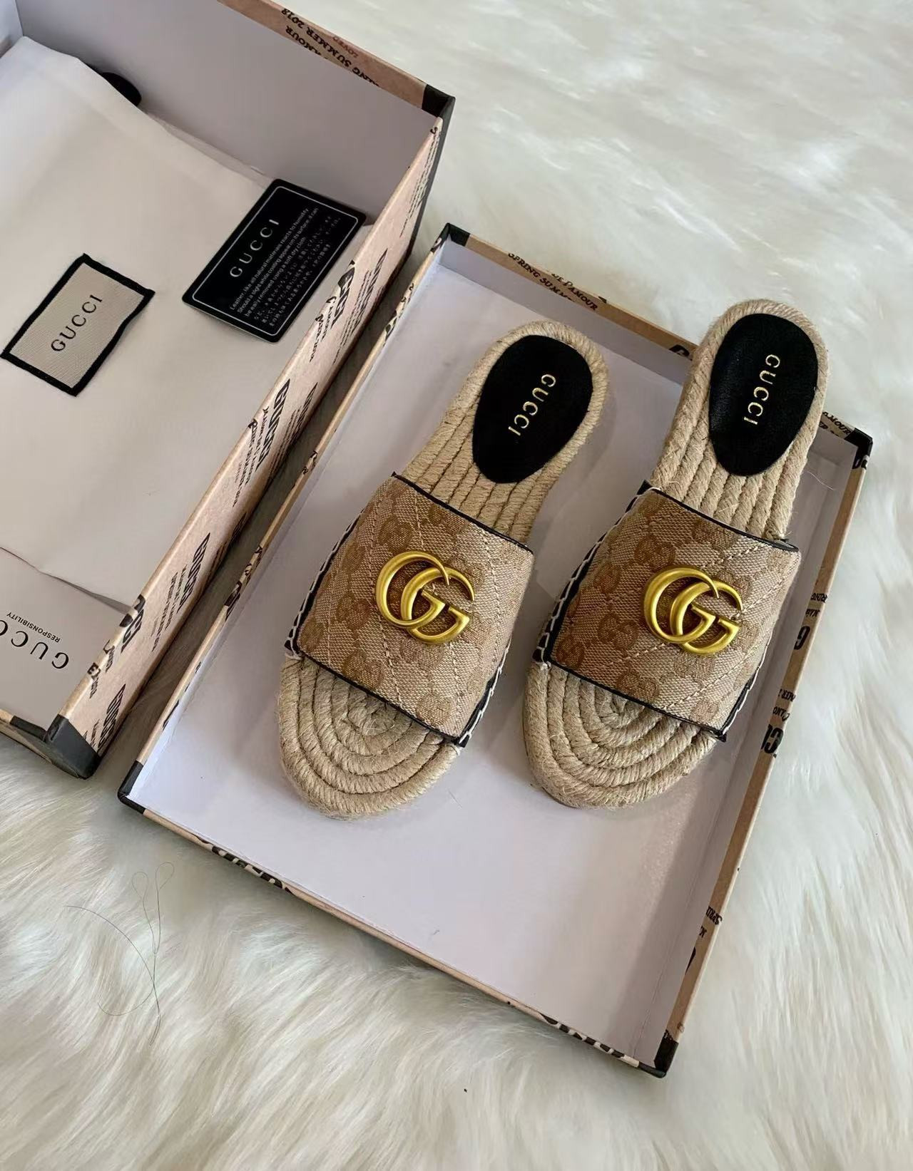 UA G*u*i SLIDE