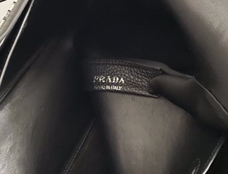 Pra*a medium leather tote 25x21.5x14cm