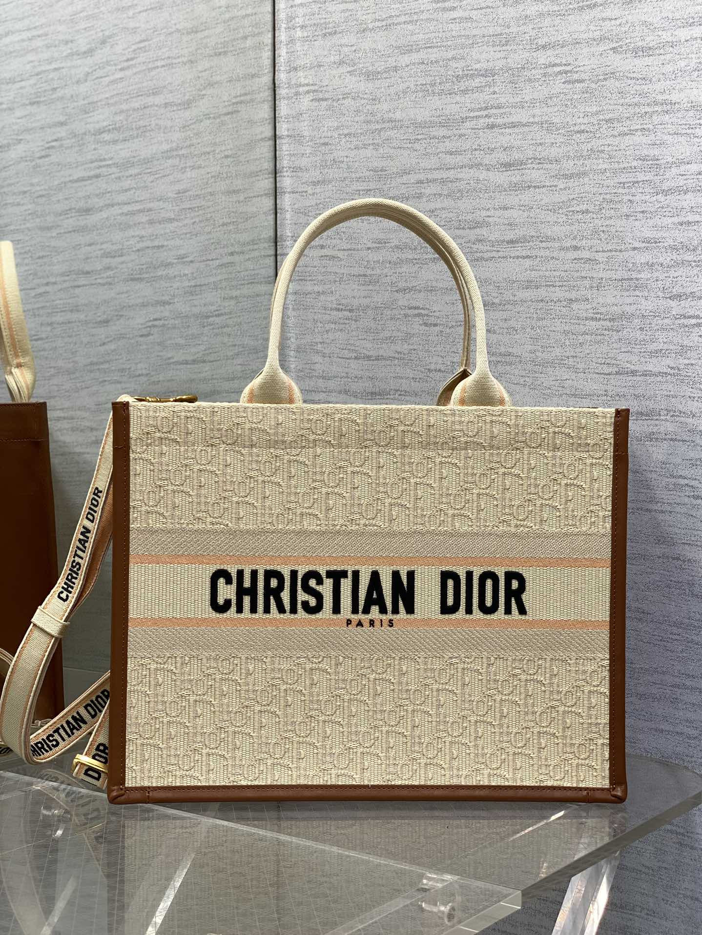 MEDIUM D*0r BOOK TOTE White Multicolor Dragon Zodiac Embroidery 36 x 27.5 x 16.5 cm