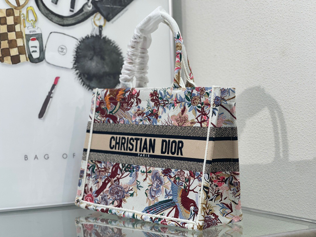 MEDIUM D*0r BOOK TOTE White Multicolor Dragon Zodiac Embroidery 36 x 27.5 x 16.5 cm