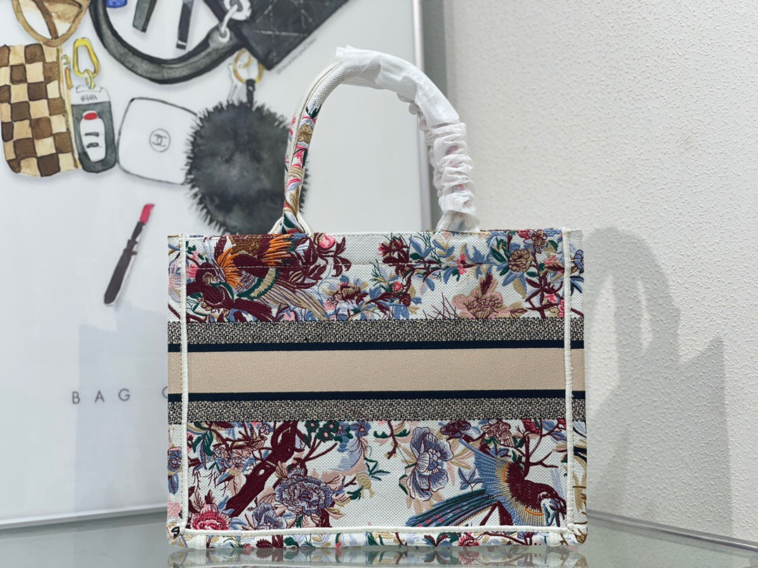 MEDIUM D*0r BOOK TOTE White Multicolor Dragon Zodiac Embroidery 36 x 27.5 x 16.5 cm