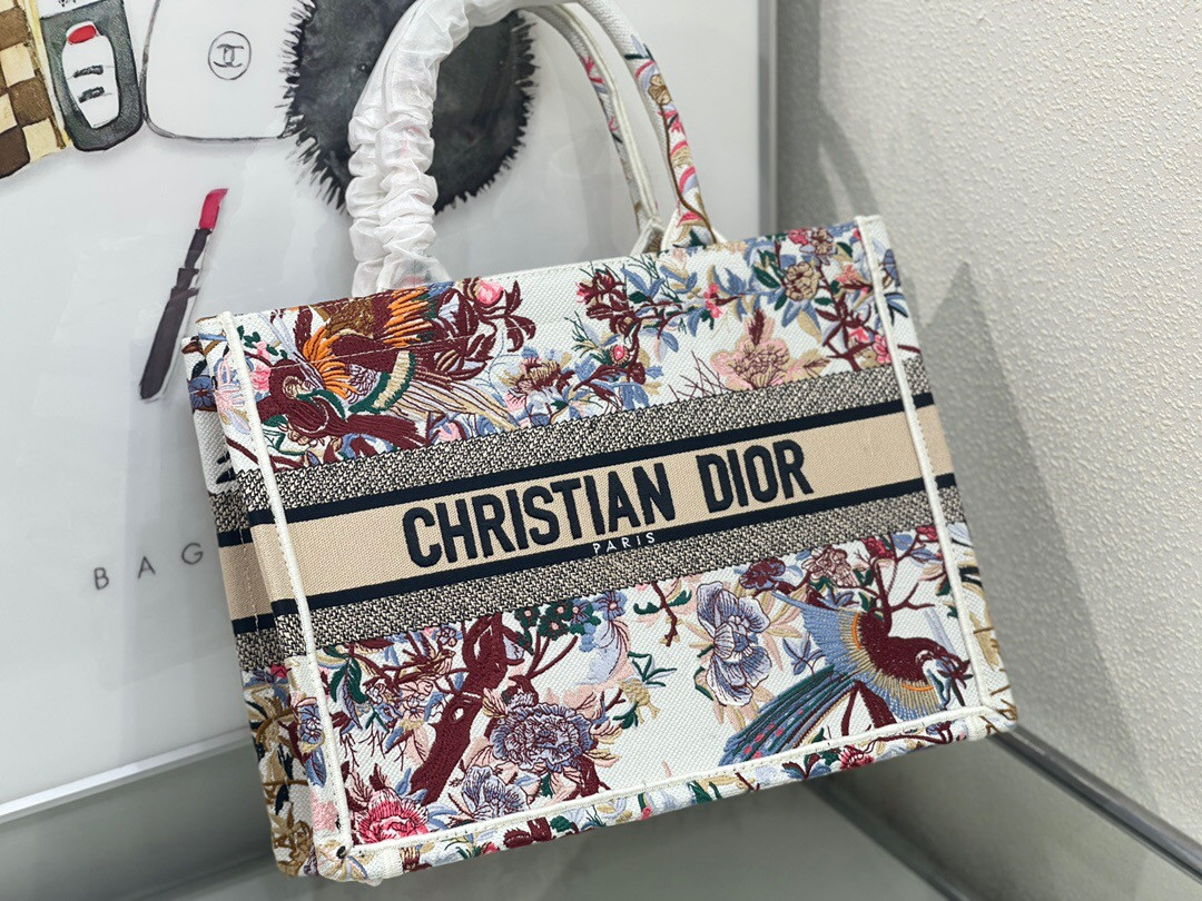 MEDIUM D*0r BOOK TOTE White Multicolor Dragon Zodiac Embroidery 36 x 27.5 x 16.5 cm